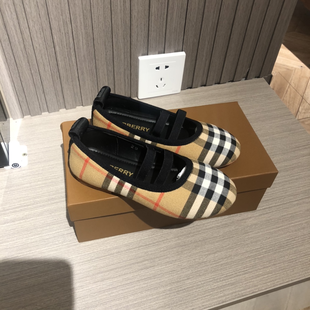 Children's shoes child